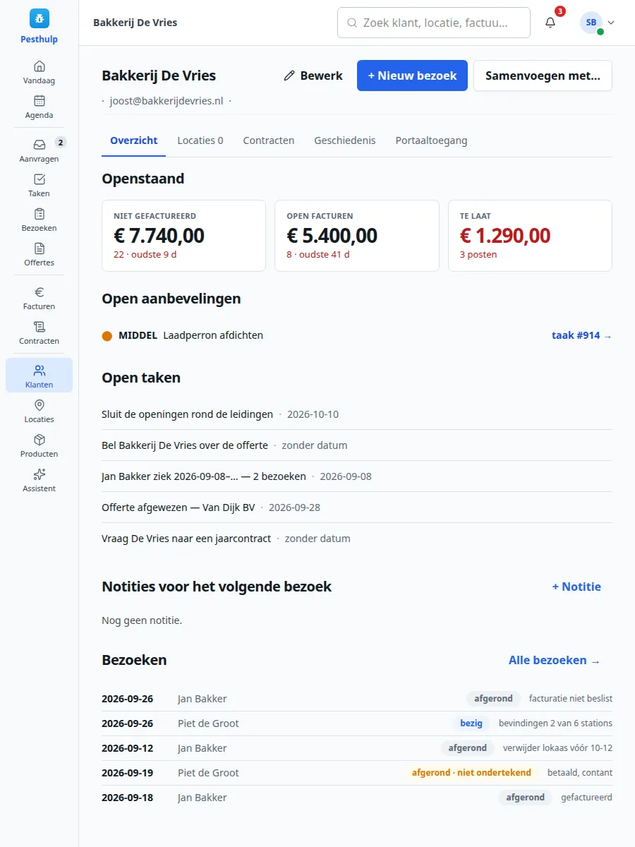 Het overzicht van een klant met drie geldtegels, open aanbevelingen, open taken en een lijst met recente bezoeken.