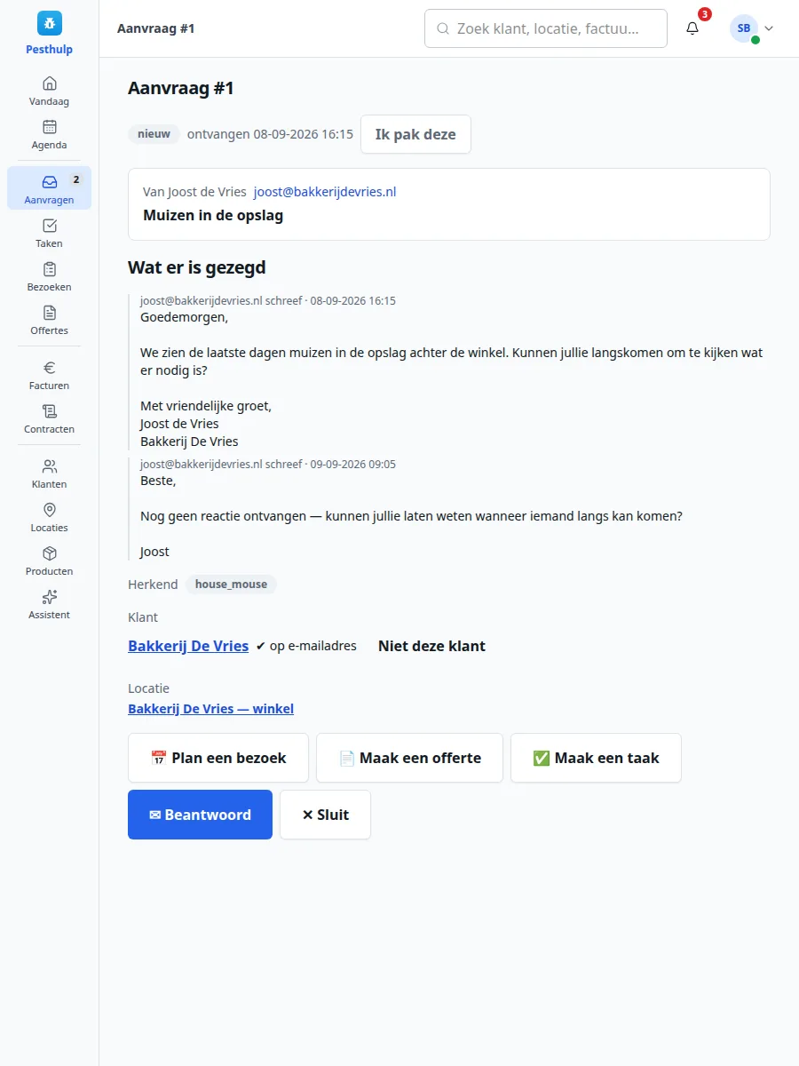 Een geopende aanvraag met twee mails van de klant, de herkende plaag, de gematchte klant en de knoppen Plan een bezoek, Maak een offerte, Maak een taak en Beantwoord.