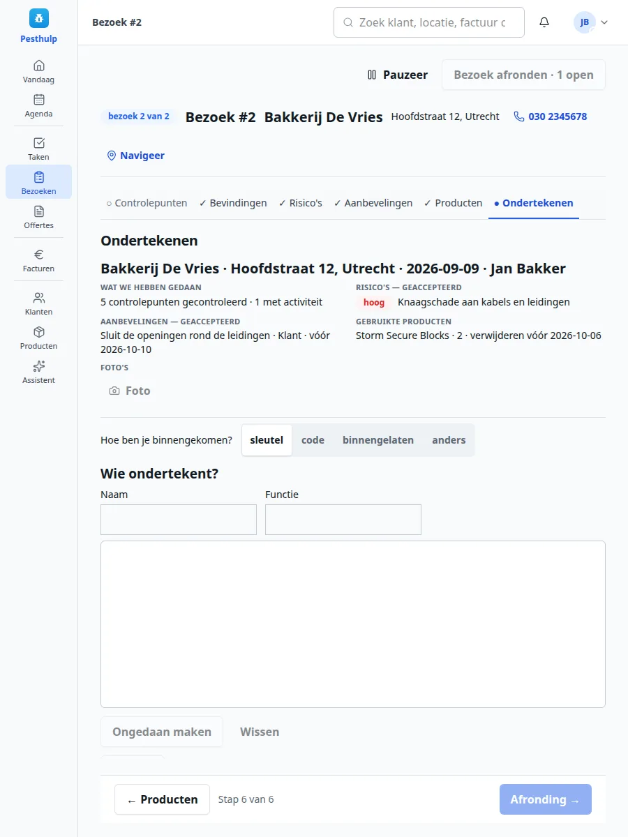 De stap Ondertekenen met de samenvatting voor de klant, de vraag hoe je binnen bent gekomen en een leeg handtekeningvak met velden voor naam en functie.
